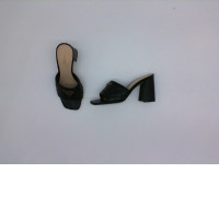 Black heels size 6M