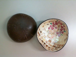 Decorative plates made of coconut, 2 pcs.