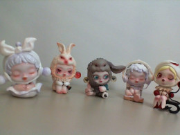 Set of 5 collectible figures Set of 5 collectible figures