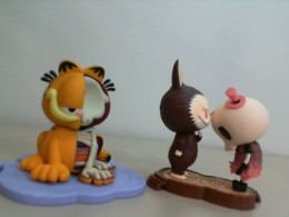 Set of 2 collectible figures Set of 2 collectible figures