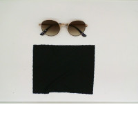 Sunglasses with a cleaning cloth Sunglasses with a cleaning cloth