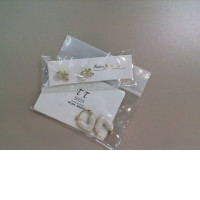 Set of 2 pairs of earrings, with white stone