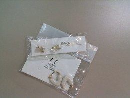 Set of 2 pairs of earrings, with white stone