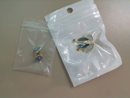 Set of 2 pairs of earrings, with blue stone