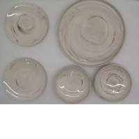 Set of 5 beige plates, includes 2 flat, 2 deep and one large plate