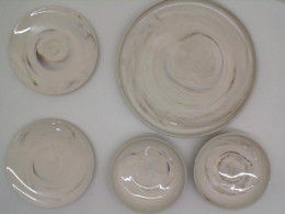 Set of 5 beige plates, includes 2 flat, 2 deep and one large plate Set of 5 beige plates, includes 2 flat, 2 deep and one large plate