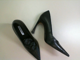 Women's closed shoes, black with high heels