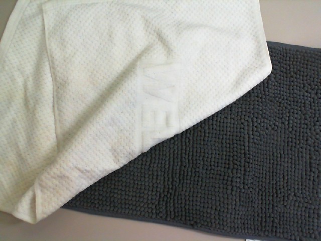 Set of 2 Bathroom Mats Set of 2 Bathroom Mats