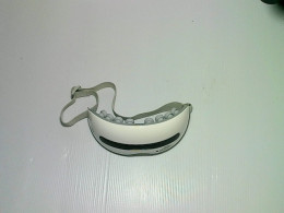 smart tapping eye massage device