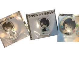 Set of Dio, 2 acrilyc stands and 1 badge