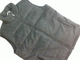 Black warm vest with zipper
