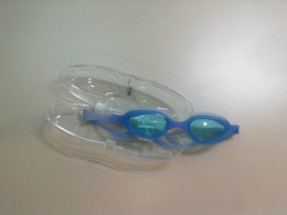 Swimming goggles