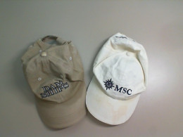 Set of 2 caps, beige and white
