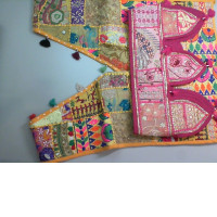 Yellow vest decorated with embroidery + pink belt Yellow vest decorated with embroidery + pink belt