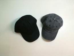 Set of 2 caps, black+gray