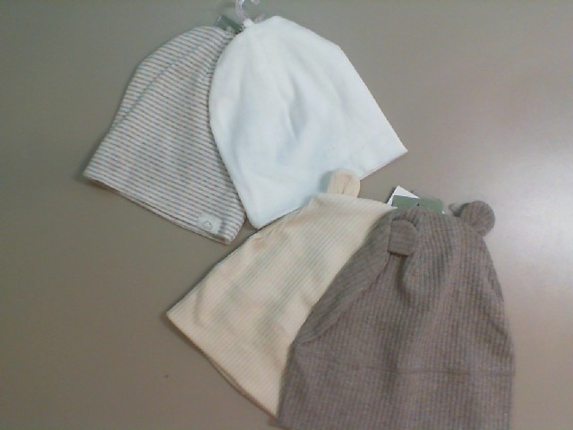 Set of 4 hats for a child 0.6-0.8 months Set of 4 hats for a child 0.6-0.8 months