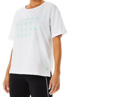WOMEN TRAINING CORE RELAXED GRAPHIC TEE WOMEN TRAINING CORE RELAXED GRAPHIC TEE