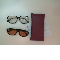 Set of 2 pairs of glasses + case + cleaning blade