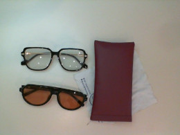Set of 2 pairs of glasses + case + cleaning blade