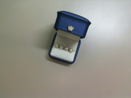Set of 2 pairs of stud earrings, in a gift box