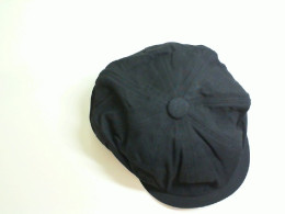 Black beret with elastic