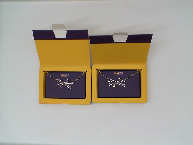 set of necklace in a yellow box (2pcs/set) set of necklace in a yellow box (2pcs/set)