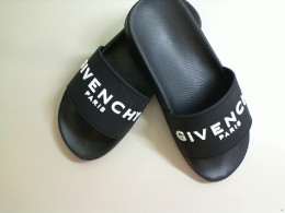 Women's black flip-flops