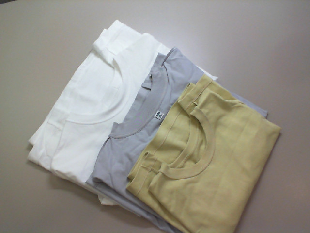 Set of 3 T Shirt Uniqlo 3 color women Set of 3 T Shirt Uniqlo 3 color women