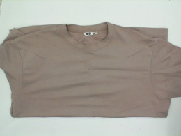 Beige UNIQLO t-shirt Beige UNIQLO t-shirt