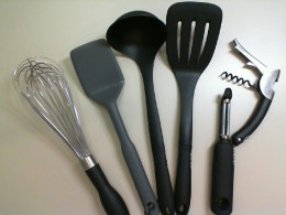 Set of kitchen utensils, 2 spatulas + 1 ladle + 1 metal whisk + 1 bottle opener + paring knife Set of kitchen utensils, 2 spatulas + 1 ladle + 1 metal whisk + 1 bottle opener + paring knife