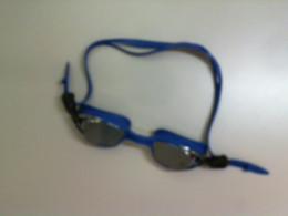 Swimming goggles