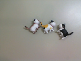 Set of 3 cat figures Set of 3 cat figures