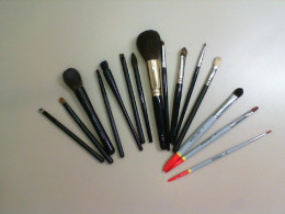 Set of 15 makeup brushes