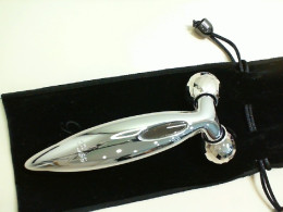 Manual facial massager