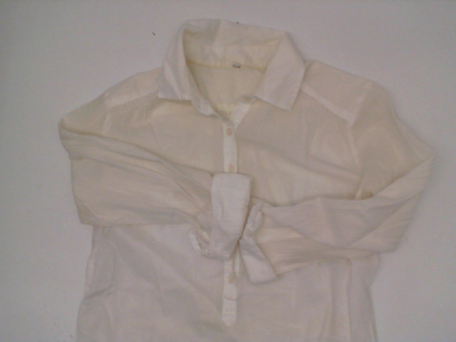 White long-sleeved shirt White long-sleeved shirt