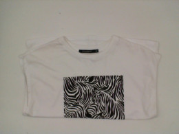 Black and white striped round neck sleeveless tank top