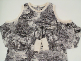 Black and white long-sleeved round neck shirt