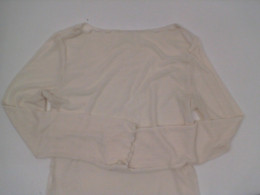 Cream-white long-sleeved round neck shirt Cream-white long-sleeved round neck shirt