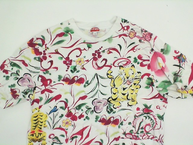 Multi-colored t-shirt size M Multi-colored t-shirt size M