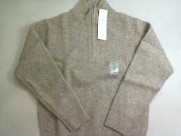 Knitted men's sweater with zipper