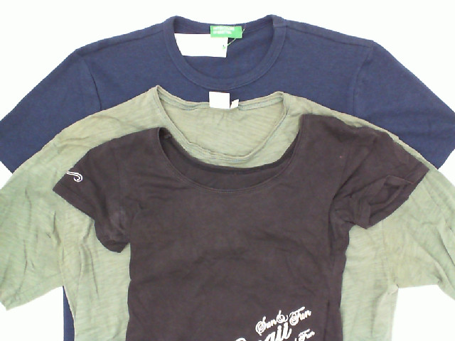 Set of 3 Multi-colored short-sleeved round neck shirt Set of 3 Multi-colored short-sleeved round neck shirt