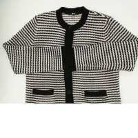 White long-sleeved coat with black pattern
