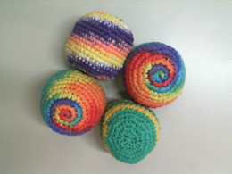Set of 4 knitted balls
