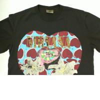 Black oversized round neck t-shirt with heart pattern