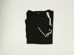 Black round neck t-shirt with white cat pattern Black round neck t-shirt with white cat pattern