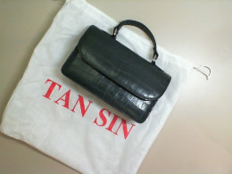 Small black bag, hand frame