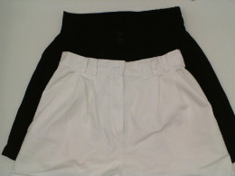Set of 2 Women's shorts, white and black Set of 2 Women's shorts, white and black