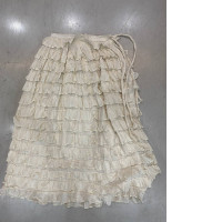 Long white skirt tied at the waist Long white skirt tied at the waist