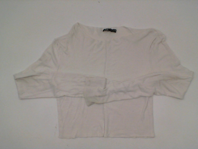 White long-sleeved round neck t-shirt Size Xs White long-sleeved round neck t-shirt Size Xs
