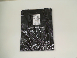 Black t-shirt lost in gulfs space size L